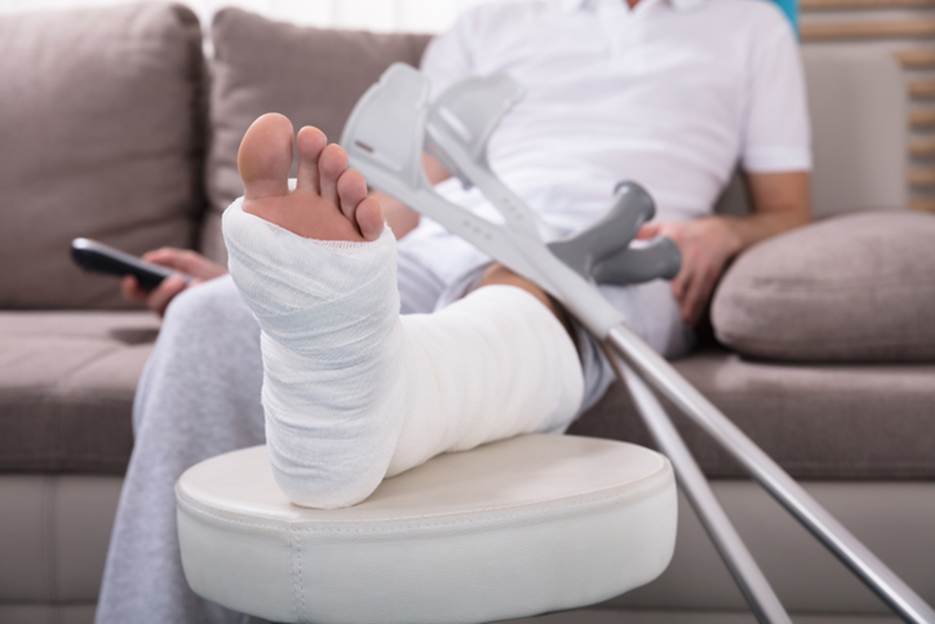 A person with a cast on their leg

AI-generated content may be incorrect.
